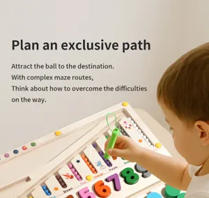 Primo piano dettagliato del divertente giocattolo educativo in legno con perline e xilofono.