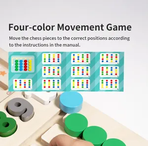 Tabella di gioco puzzle in legno a quattro colori con pedine colorate per l'educazione dei bambini.