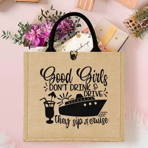 Vista dettagliata della borsa in juta alla moda con grafica di crociera divertente e citazione.