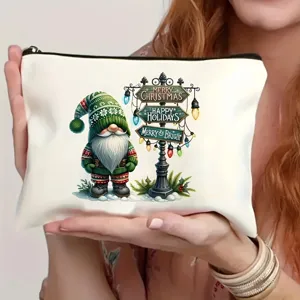 Gros plan sur les détails de la trousse de maquillage de gnome de Noël blanche.