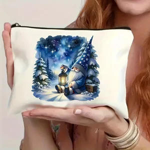 Detailansicht einer weißen Kosmetiktasche mit Reißverschluss und winterlichem Wichtel-Design.