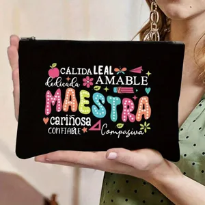 Primer plano del neceser de lona negra con diseño colorido de profesora en español.