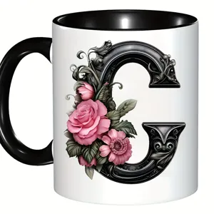 Vue détaillée d'une tasse en céramique avec lettre C et roses roses élégantes.