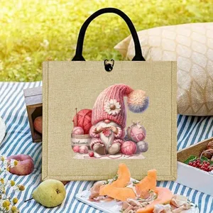 Detailweergave van de schattige gebreide gnoomprint op de natuurlijke jute draagtas.