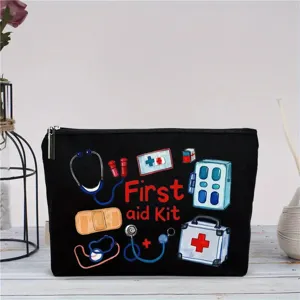 Detailaufnahme der schwarzen Make-up-Tasche aus Stoff mit medizinischem Aufdruck.