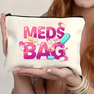 Tragbarer weißer Kosmetikbeutel mit MEDS BAG Aufdruck und Reißverschluss im Alltag.