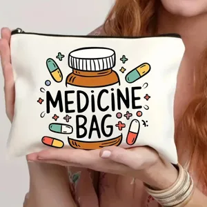 Detaillierte Nahaufnahme einer weißen Kosmetiktasche aus Segeltuch mit Pillenmotiv.