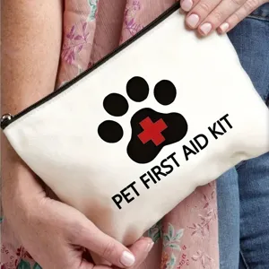 Detailaufnahme einer weißen Haustier Erste Hilfe Tasche aus Canvas mit Pfotenabdruck.