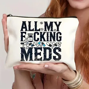 Detailansicht der weißen Kosmetiktasche aus Leinen mit witzigem Medizin-Textdruck und Reißverschluss.