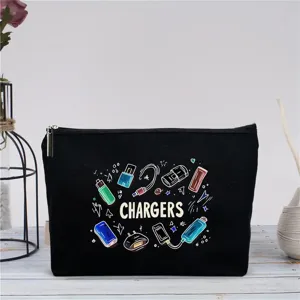 Detaillierte Nahaufnahme der schwarzen Canvas Kosmetiktasche mit süßem Ladegerät Motiv.