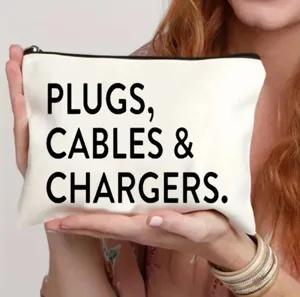 Weißer Leinwand-Organizer-Beutel für Kabel und Ladegeräte, praktische Aufbewahrung.