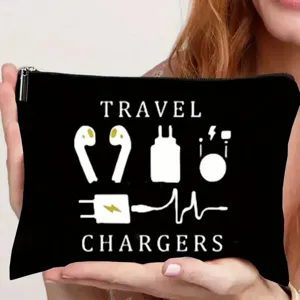 Detailaufnahme einer schwarzen Kosmetiktasche mit Reisegeräte-Druck, Reißverschluss und Design.