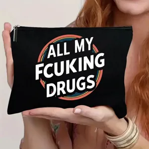 Detailansicht der schwarzen Kosmetiktasche aus Canvas mit coolem Retro-Textaufdruck.