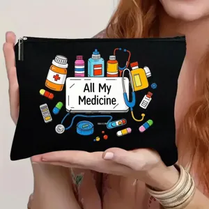 Detailansicht der schwarzen Medizin-Kulturtasche aus Canvas mit niedlichem Pillen-Motiv.