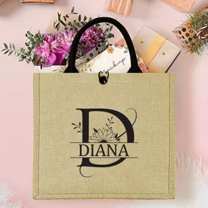 Personalisierte Jute-Tragetasche mit Blumen-Monogramm, perfekt für Strandurlaub und Geschenke.