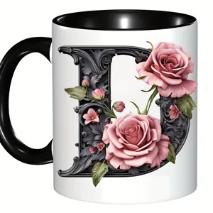 Vue détaillée d'une tasse en céramique avec lettre monogramme vintage D et roses roses.