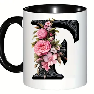 Tasse en céramique avec lettre florale F et roses roses, design élégant pour cadeau quotidien.