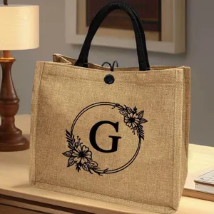 Detailansicht der stilvollen Jute-Tragetasche mit floralem Buchstaben G für Strand und Reisen.