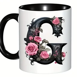 Tasse a cafe en ceramique personnalisee avec lettre G noire et roses roses fleuries.