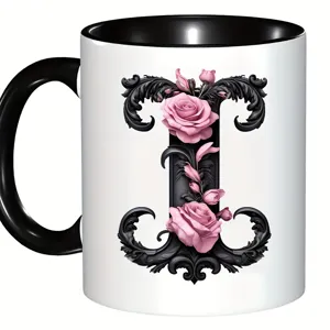 Tasse à café en céramique blanche avec anse noire et monogramme floral de roses roses élégant.