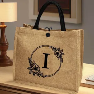 Detailansicht der Jute-Tragetasche mit floralem Buchstaben I Design, ideal zum Einkaufen.
