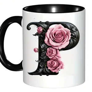 Gros plan détaillé d'une tasse en céramique avec lettre gothique P et roses roses.