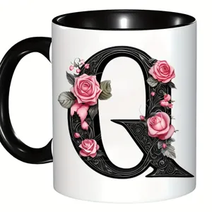 Tasse à café en céramique élégante avec un motif floral de lettre Q et une anse noire.