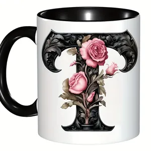 Tasse à café en céramique noire et blanche avec motif de lettre T florale roses.