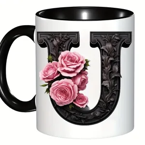 Tasse à café en céramique avec lettre noire élégante U et roses roses, beau mug de style.