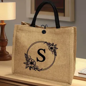 Detailansicht der Jute-Tasche mit stilvollem Blumen-Buchstaben S Design für den Alltag.