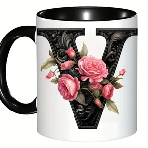 Tasse à café en céramique créative avec lettre V noire ornementée et roses pour un usage quotidien.