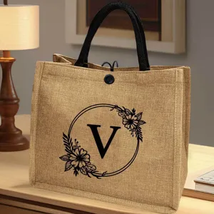 Personalisierte Jute-Tragetasche mit Blumen-Buchstabe V, ideal für Strand und Reisen.