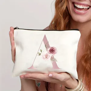 Detailaufnahme der Canvas Kosmetiktasche mit rosafarbenem Buchstaben A und Blumen.
