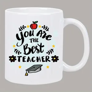 Witte keramische koffiemok met inspirerende docentencitaat, perfect cadeau voor opvoeders.
