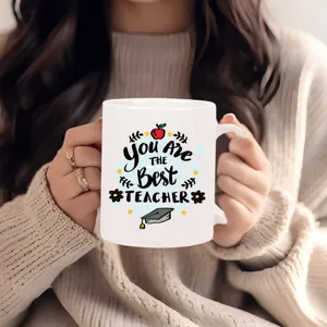 Witte keramische koffiemok met inspirerend leraar tekstontwerp, perfect educator cadeau.
