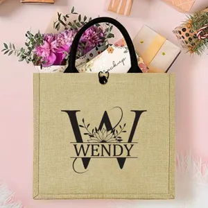 Personalisierte Jute-Tasche mit Initialen und Blumenmuster für Strand und Reisen.