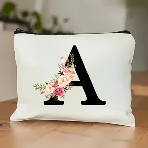 Nahaufnahme des weißen Kosmetiktuchs mit eleganter schwarzem Buchstabe A und Blumenmotiv.