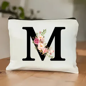 Nahaufnahme Detail der personalisierten Blumen Buchstabe M Kosmetiktasche mit Reißverschluss.