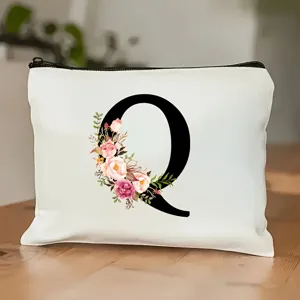 Personalisierte weiße Kosmetiktasche mit schwarzem Buchstaben Q und feinem Blumenprint.