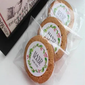 Primer plano detallado de galletas hechas a mano empaquetadas individualmente con etiqueta.