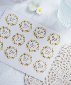 Adhesivos redondos corona floral de gracias para empaque de repostería y sellado.