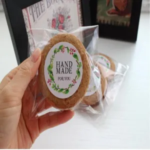 Detalle de pegatina artesanal que muestra etiqueta de regalo redonda con bonito diseño.