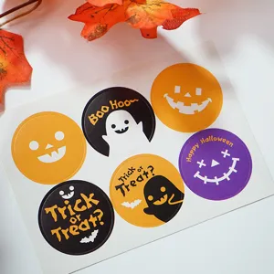 Détail d'autocollants ronds citrouille fantôme d'Halloween avec des visages mignons.