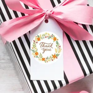 Adhesivos redondos de agradecimiento con diseño de corona floral para empaque de regalos.