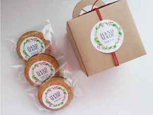Set de regalo artesanal completo con caja de papel kraft, bolsas transparentes y pegatinas.