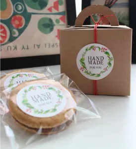 Primer plano detalle de pegatinas artesanales para envoltorio de regalos en caja de papel.