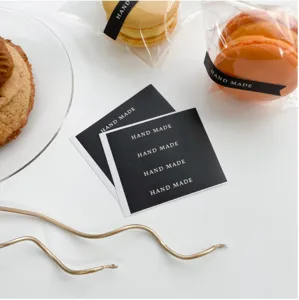 Ruban adhésif noir et blanc minimaliste fait main pour emballage cadeau et scellage de boulangerie.
