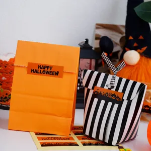Ensemble de sacs cadeaux en papier, boîtes et autocollants pour fête d'Halloween.