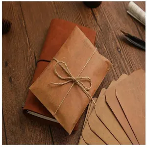 Enveloppes en papier kraft vintage avec ficelle en jute et journal en cuir pour papeterie.
