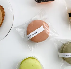 Macarons faits main dans un emballage transparent avec autocollants minimalistes.